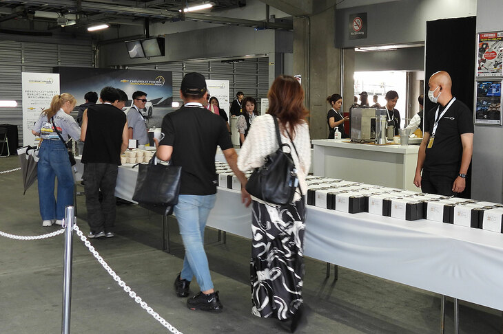 このように、パドックに出展しているカフェやマルシェをまわるのも楽しいのだが、実は「CHEVROLET FUN DAY」では、来場者向けにランチ＆ドリンクサービスも用意されているのだ。