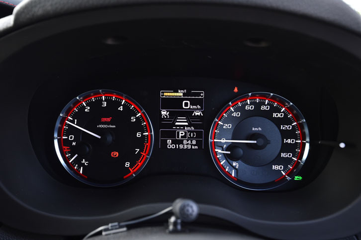 アクセントとして赤いリングが添えられた、ルミネセントメーター。中央には、燃費や走行モードといった基本情報を表示する3.5インチディスプレイがレイアウトされる。