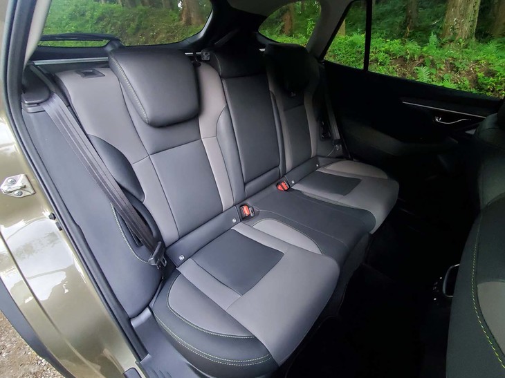 スバル・レガシィ アウトバックX-BREAK EX（リアシート）