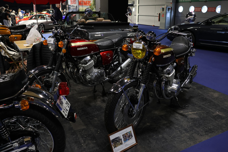 「ホンダCB750Four」の売り物が並ぶ一角を発見。手前の1971年カフェレーサーは2万ユーロ（約368万円）。前照灯は往年のフランス法規にしたがったイエローである。向かって左奥は売約済。