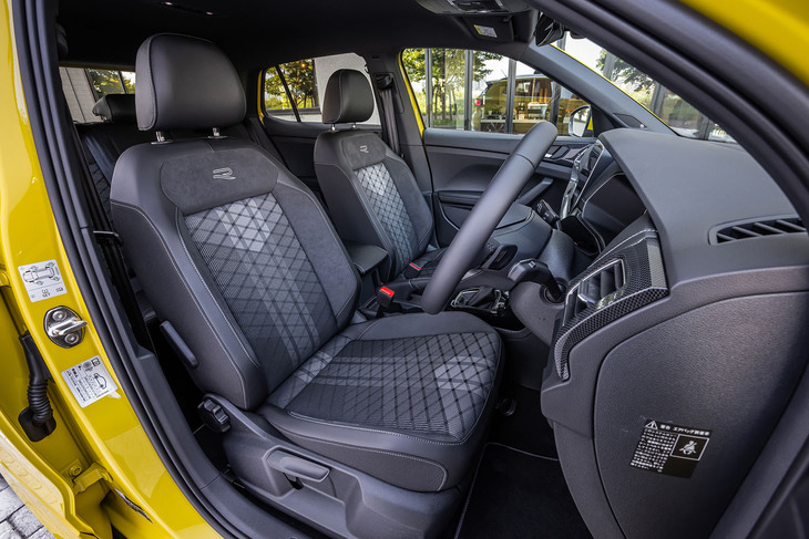 ヒーターを内蔵する「スポーツコンフォートシート」は、「TクロスTSI Rライン」専用となるアイテム。「R」エンブレムの刺しゅうと格子模様のシート表皮が特徴だ。