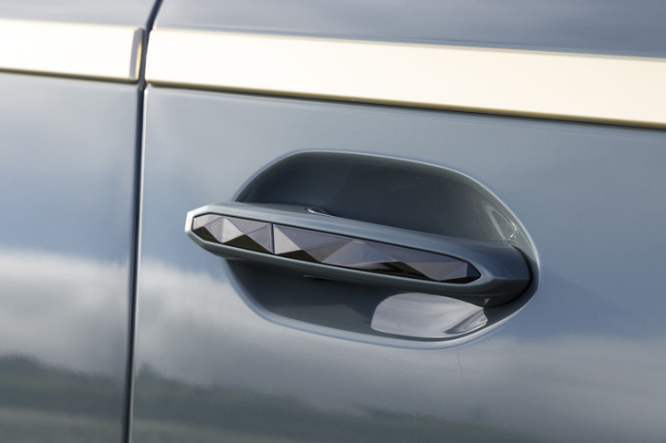 ドアハンドルにはダイヤモンドカットのような加工が施される。