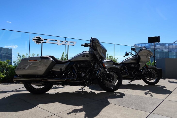 ハーレーダビッドソンCVOストリートグライド（写真左手前）／CVOロードグライド（同右奥）