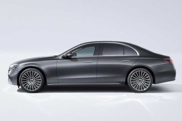 新型「メルセデス・ベンツEクラス」のサイドビュー。フロントボンネットの長い伝統的なセダンスタイルが形づくられたのには、FRの駆動方式が長く主流だったこともかかわっている。