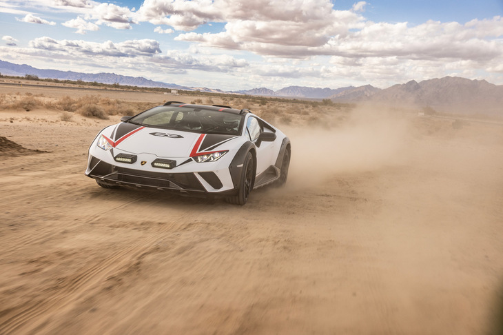 「ウラカン ステラート」は足まわりの改良によって最低地上高が高められているほか、ドライビングダイナミクスシステム「LDVI」も専用にキャリブレーション。ドライブモードセレクターには悪路向けの走行モード「RALLY」が追加され、リアにはロッキングディファレンシャルが装備される。