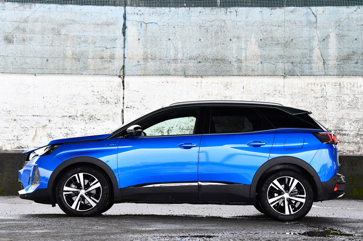 【プジョー3008 GTハイブリッド4】
	ボディーサイズ：全長×全幅×全高＝4450×1840×1630mm／ホイールベース：2675mm／車重：1880kg／駆動方式：4WD／エンジン：1.6リッター直4 DOHC 16バルブ ターボ／フロントモーター：交流同期電動機／リアモーター：交流同期電動機／トランスミッション：8段AT／エンジン最高出力：200PS（147kW）/6000rpm／エンジン最大トルク：300N・m（30.6kgf・m）/3000rpm／フロントモーター最高出力：110PS（81kW）/2500rpm／フロントモーター最大トルク：320N・m（32.6kgf・m）/500-2500rpm／リアモーター最高出力：112PS（83kW）/1万4000rpm／リアモーター最大トルク：166N・m（16.9kgf・m）/0-4760rpm／システム最高出力：300PS（221kW）／システム最大トルク：520N・m（53.0kgf・m）／タイヤ：（前）225/55R18 102V XL／（後）225/55R18 102V XL（ミシュラン・プライマシー4）／ハイブリッド燃料消費率：15.3km/リッター（WLTCモード）／価格：614万8000円
	
	【取材時の燃費データ】
	テスト距離：197.0km（市街地2：高速道路6：山岳路2）／使用燃料：16.0リッター（ハイオクガソリン）／参考燃費：12.3km/リッター（満タン法）／12.1km/リッター（車載燃費計計測値）