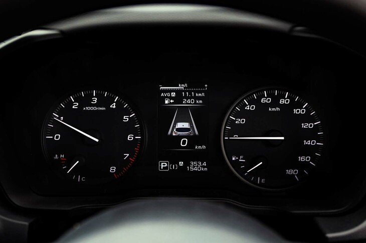メーターパネルは2眼式で、中央に4.2インチマルチインフォメーションディスプレイを装備。上位グレードとは異なりホワイトリング照明はつかないが、機能面でのちがいはない。