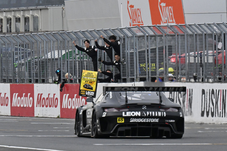 GT300クラスの年間タイトルはNo.65 LEON PYRAMID AMG（蒲生尚弥／菅波冬悟）が手にした。