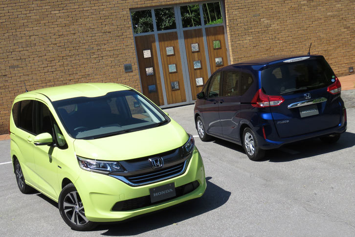 「ホンダ・フリード＋ ハイブリッドEX」（手前）と「フリードGホンダセンシング」（奥）。