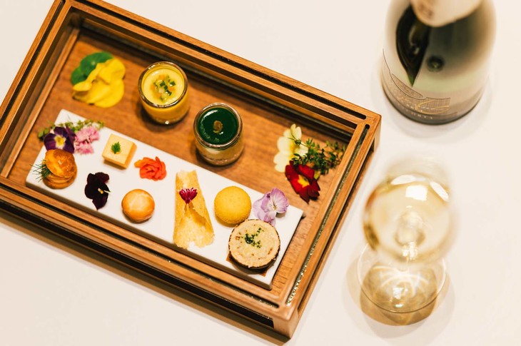 リゾナーレ トマムのレストラン「OTTO SETTE（オット・セッテ）」では郷土の素材にこだわったイタリアンが提供される（写真は“宝石箱”と名付けられた前菜）。上質な食で、ウインタードライブは一段と楽しくなる。