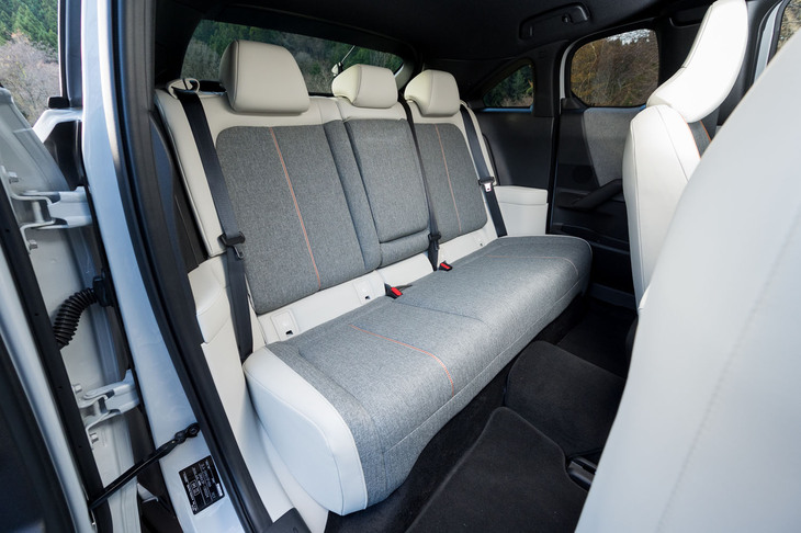 後席を日常的に使う人に薦めるクルマではないが、空間としてはそれほど窮屈ではない。不満があるとすれば背もたれが立っていることと乗り降りがしづらいこと、窓が開かないことくらいだ（3つあれば十分だが）。