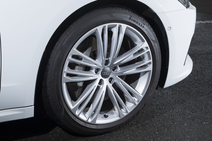 「5ツインスポークVデザイン」と名付けられた20インチアルミホイール。タイヤはピレリの「Pゼロ」が組み合わされていた。