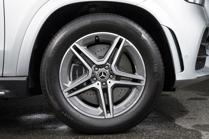 「GLE450 4MATICスポーツ」には、20インチのAMG 5ツインスポークアルミホイール（写真）が装着される。