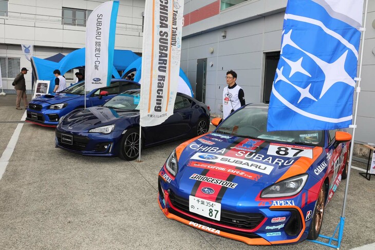 スバルブースでは、なんと先代「WRX」と先代「BRZ」の認定中古車を展示。ブルーのBRZは、ボディーカラーが定番の「WRブルーパール」でなく紺色というのがシブいところ。新車関係では、ウワサの限定車「S210」のプロトタイプも展示されていた。