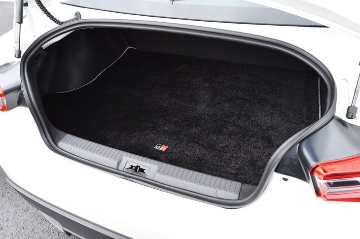 トランクルームの様子。写真に見られる「GRラゲッジマット」は1万7280円のオプション。