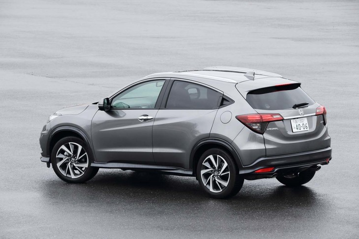 テスト車のボディーカラーは「ツーリング」のラインナップ追加と同時に設定された新色の「スーパープラチナグレーメタリック」。