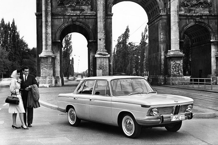 1961年にデビューした「1500」。四輪独立懸架のシャシーにクロスフローの直4 SOHCエンジンを搭載した高性能かつ上質なセダンで、今日の「3シリーズ」や「5シリーズ」へとつながる礎を築いた。