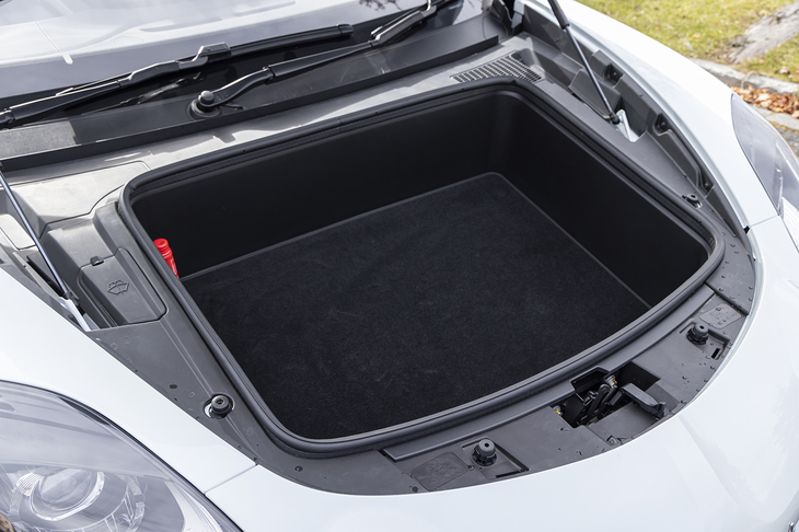 ボンネット下にも容量100リッターの収納スペースを用意。きちんとカーペットが敷いてある。