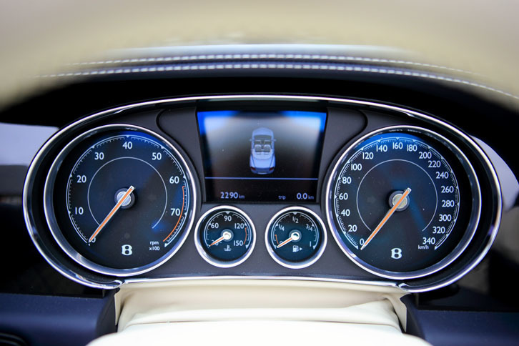 メーターパネルは、アナログ表示の4眼式。中央の液晶モニターで、燃費をはじめとする車両情報が確認できる。