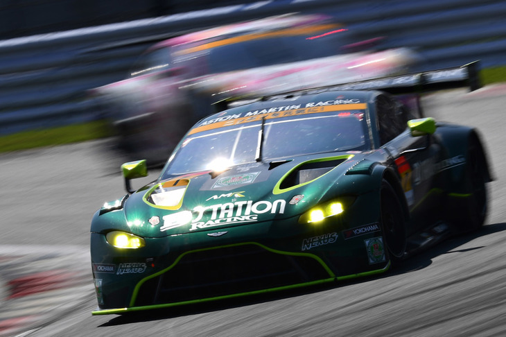 「D'station Racing AMR」チームの「ヴァンテージGT3」。ダレン・ターナー選手は、ピレリ・スーパー耐久シリーズで、このマシンのステアリングを握り、鈴鹿戦では優勝、続くSUGO戦で3位という成績に貢献している。