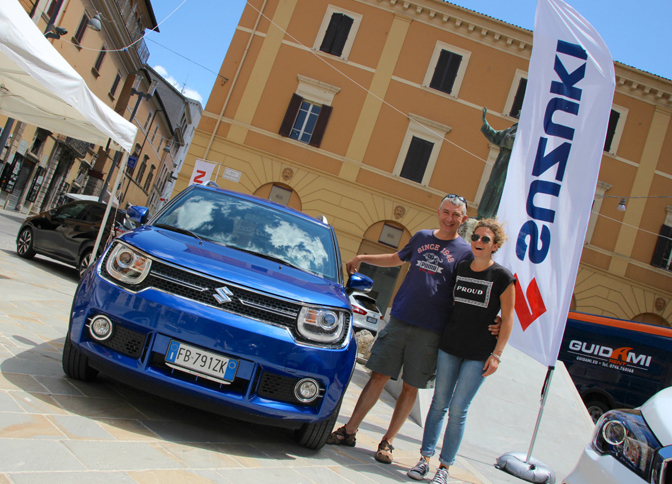 2017年7月14～23日にイタリア・リエティ旧市街で開催された地元ディーラー共催展示会「モトーレ・ロンバンテ」にて。motore rombanteとは「とどろくエンジン（音）」のこと。写真はスズキ＆日産販売店のマリアーノさんとエレオノーラさん。