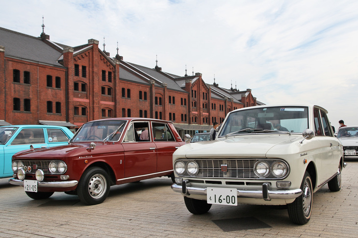 2台並んだ1965年「ダットサン・ブルーバード1600SSS」（R411）。“Super Sport Sedan”の頭文字だった、ブルーバードの高性能グレードの名称である“SSS”を最初に冠したモデル。その初期型が並んだ貴重な光景。