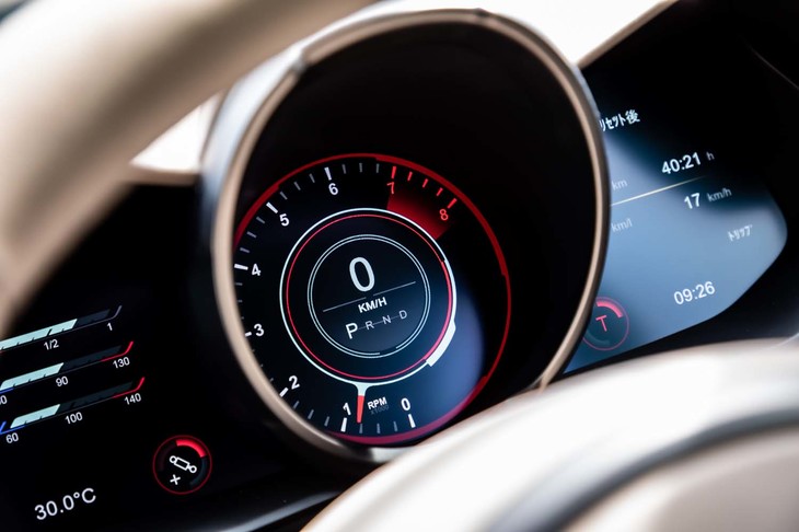 ドライブモードの切り替えによって、メーターデザインも変化する。写真は「トラックモード」を選択した場合のもの。