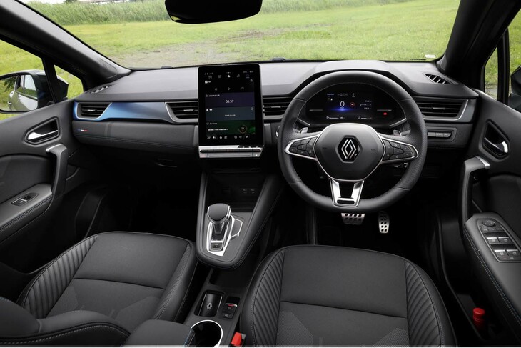 インテリアでは、10.4インチの巨大な縦型タッチスクリーンを新採用。中身のインフォテインメントシステムも刷新され、操作性が大きく改善された。