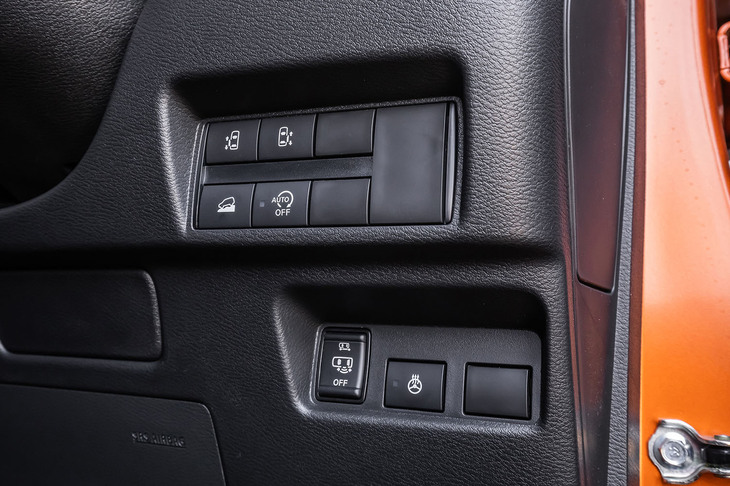 インストゥルメントパネルの右下に、クルマがブレーキを制御して下り坂での車速を約4～20km/hの範囲で調整するヒルディセントコントロール（全車標準装備）のスイッチが備わる。