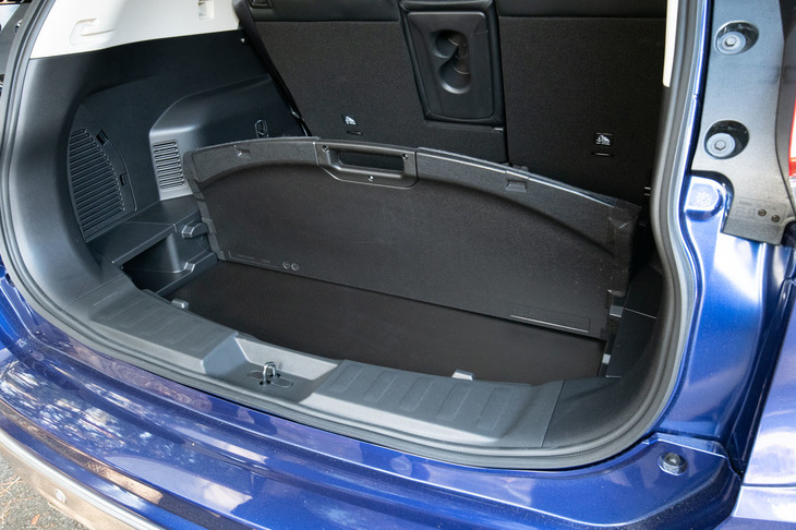 機能性の高さは今も昔も「エクストレイル」の武器。特に2列シートのガソリン車のラゲッジスペースは、分割式のフロアボードによってさまざまなアレンジが可能となっている。