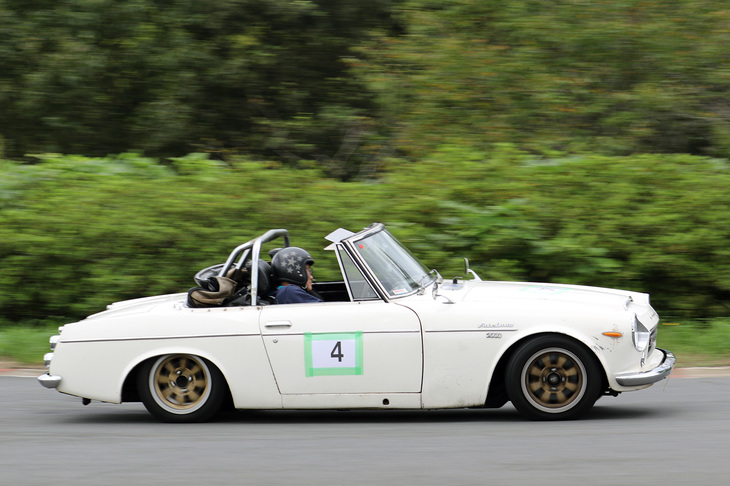 SP／SR／CSPクラスで5位（レーシング仕様を除けば2位）のタイムを記録した1968年「ダットサン・フェアレディ2000」（SR311）。SP／SRオーナーズクラブのメンバーは走り好きが多く、そのためロールバーを装着した車両が少なくない。