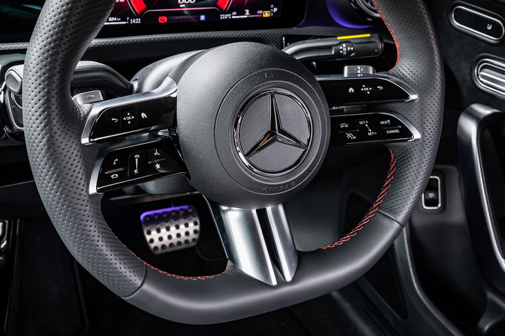 3本ツインスポークステアリングホイールのスポーク部分に、センターディスプレイのタッチ式コントローラーやACCの作動スイッチなどが内蔵されている。
