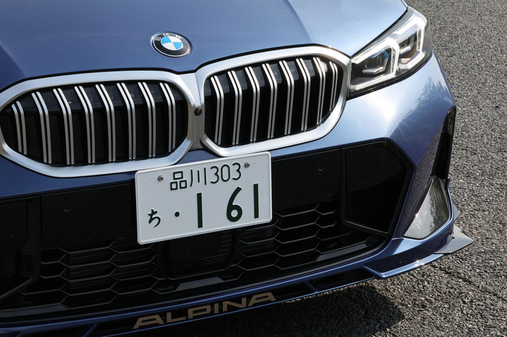 左右に小さなカナードとスプリッターが備わったフロントスポイラーを採用。そのセンターには「GT」モデル専用となる「オロ・テクニコ」のカラーで仕上げられた「ALPINA」の立体的なロゴが備わる。