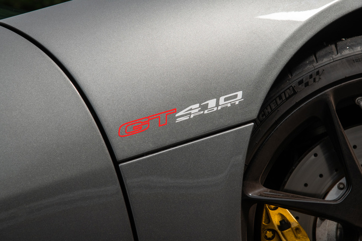 2018年3月に登場した「エヴォーラGT410スポーツ」。「エヴォーラ」シリーズの高性能モデルにあたり、同じエンジンを搭載する「スポーツ410」と、よりハイチューンな「GT430スポーツ」の間に位置する。