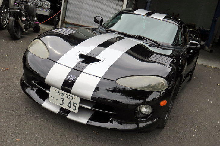 水温計が直り、リアタイヤも新調した「バイパー」。毎度のことながら、クルマを引き取るときは「やれやれ」って気持ちになる。