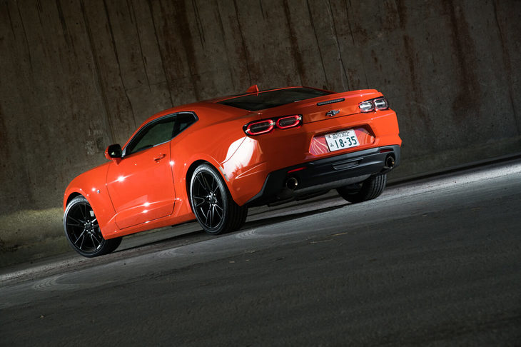 初代のデビューは1966年と、実に半世紀以上の歴史を持つ「カマロ」。現行モデルは6代目のモデルにあたり、日本では2017年11月に発売された。