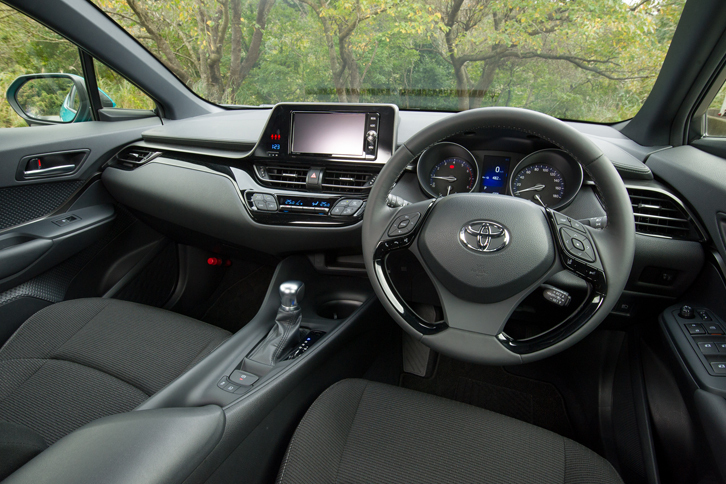 ソフトパッドや金属調のオーナメントがあしらわれたインテリア。広がりのある空間が演出されている。