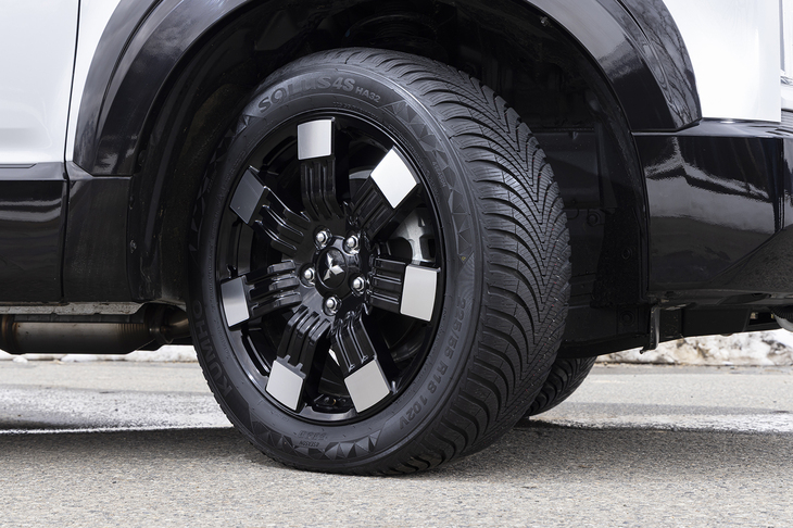 韓国発のクムホは1960年創業の老舗タイヤメーカー。1977年にはクムホタイヤジャパンを設立しており、現在は「ソルウス4S HA32」のほか、スポーツタイヤやエコタイヤ、スタッドレスタイヤまでフルラインで取りそろえている。