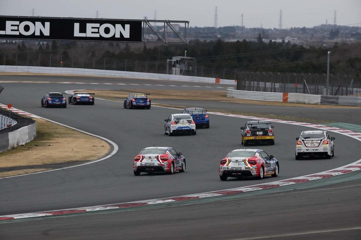 ヘアピンを立ち上がるスバルコンペティションカー軍団の後ろ姿。SUPER GTに参戦するGT300車両を先頭に、2台のニュルブルクリンク24時間参戦車、STIのコンプリートカーである「S209」、3台の全日本ラリー選手権参戦車、そしてCG ROBOT RACING TEAMからTOYOTA GAZOO Racing 86/BRZ Raceシリーズに参戦するCG ROBOT BRZの2台が続く。