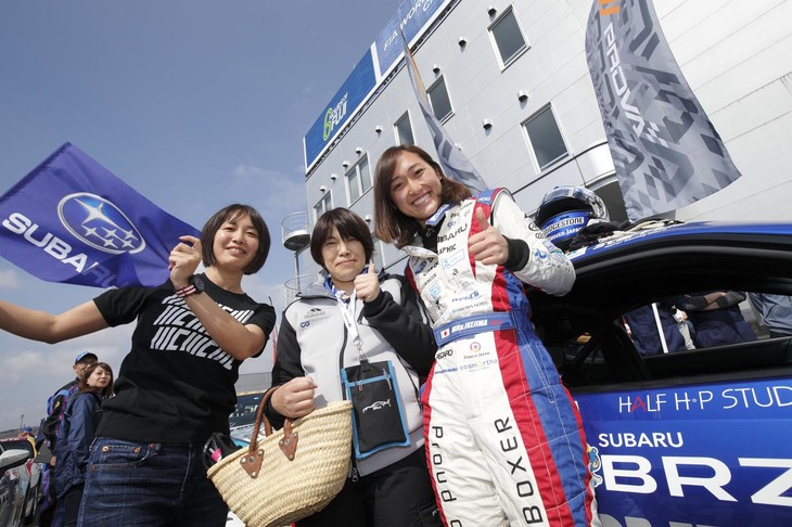 スタート直前の池島選手に心強い応援団登場！ CG ROBOT RACING TEAMの佐藤麻衣子マネジャー（写真中央）と、元CG編集部員で、現在はフリーランスモータージャーナリストの伊藤 梓さん（同左）。