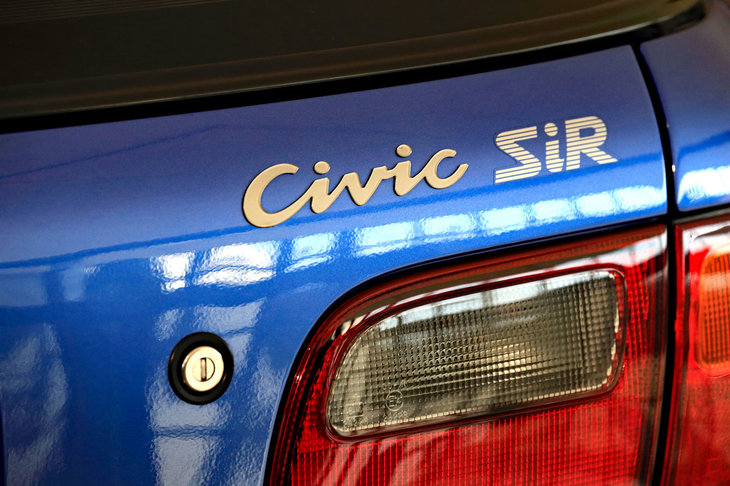 5代目「シビック」のリアバッジ。二輪車などに用いられる、手間のかかる手法で製作されており、デザインそのものも凝ったものだった。