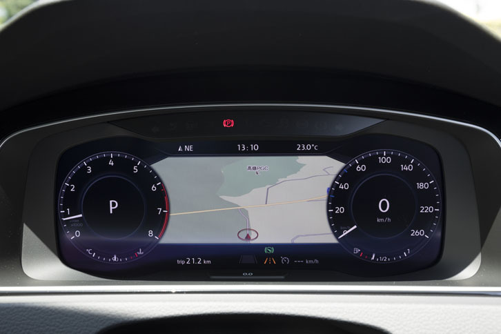 「アクティブインフォディスプレイ」の液晶サイズは12.3インチ。写真でマップが表示されているところには、先進安全装備の作動状況やオーディオの情報などを表示させることもできる。