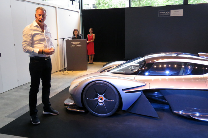 プレゼンテーションにおいて、「ヴァルキリー」の特徴について説明するライヒマン。動力性能のターゲットとして、2016年シーズンのF1マシンを挙げていた。