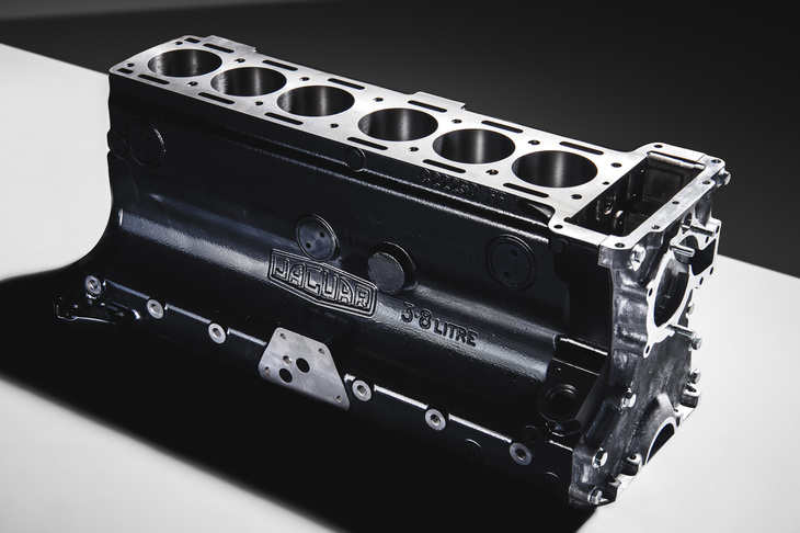 長い歴史を持つジャガーは、クラシックカーの“保護”にも熱心。2020年6月には、1950～60年代のモデルに搭載されたXK型エンジンのブロックを再生産すると発表し、ファンを喜ばせた。伝統や文化を大事にするブランドならではの取り組みである。