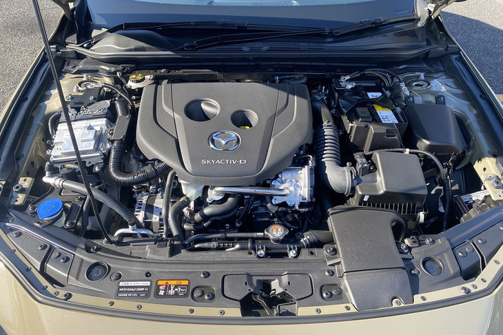 1.8リッター直4ディーゼルの「SKYACTIV-D」は、最高出力130PS、最大トルク270N・mを発生。登場当時、自動車用量産ディーゼルエンジンとして世界一低い圧縮比14.0の実現や燃料の多段噴射、NOx後処理装置なしでポスト新長期規制に適合するなど、多くの特徴がうたわれた。