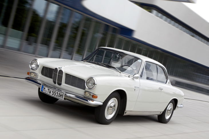 1961年にデビューした「BMW 3200CS」。初期のジウジアーロのデザインで、ボディーサイズは全長×全幅×全高＝4850×1760×1470mm、ホイールベースは2835mm。