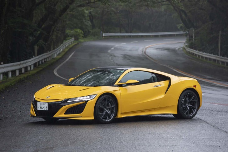 【ホンダNSXのスペック】
	ボディーサイズ：全長×全幅×全高＝4490×1940×1215mm／ホイールベース：2630mm／車重：1800kg／駆動方式：4WD／エンジン：3.5リッターV6 DOHC 24バルブ ターボ／モーター：交流同期電動機／トランスミッション：9段AT／エンジン最高出力：507PS（373kW）/6500-7500rpm／エンジン最大トルク：550N・m（56.1kgf・m）/2000-6000rpm／フロントモーター最高出力：37PS（27kW）/4000rpm（1基当たり）／フロントモーター最大トルク：73N・m（7.4kgf・m）/0-2000rpm（1基当たり）／リアモーター最高出力：48PS（35kW）/3000rpm／リアモーター最大トルク：148N・m（15.1kgf・m）/500-2000rpm／システム最高出力：581PS（427kW）／システム最大トルク：646N・m（65.9kgf・m）／タイヤ：（前）245/35ZR19 93Y （後）305/30ZR20 103Y／（コンチネンタル・スポーツコンタクト6）／燃費：10.6km/リッター（WLTCモード）／価格：2420万円
	
	【取材時の燃費データ】
	テスト距離：295.2km（市街地1：高速道路7：山岳路2）／使用燃料：38.8リッター（ハイオクガソリン）／参考燃費：7.6km/リッター（満タン法）／7.8km/リッター（車載燃費計計測値）