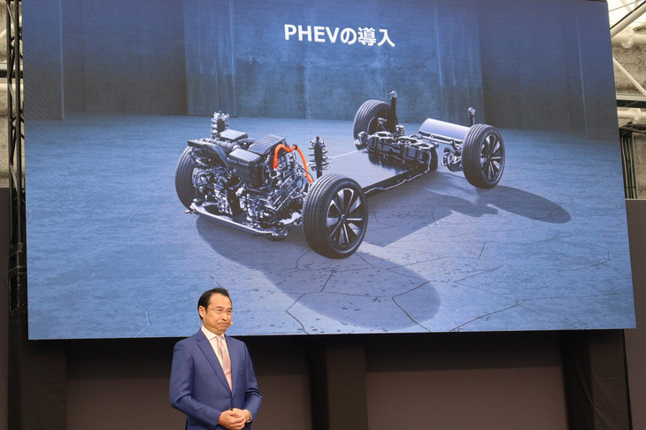 2025年のPHEV導入計画について言及するBYDジャパンの劉 学亮 代表取締役社長。