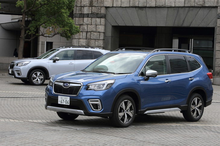 「アドバンス」のWLTCモード燃費は14.0km/リッター。詳細を見ると、市街地モード（WLTC-L）では11.2km/リッター、郊外モード（WLTC-M）では14.2km/リッター、高速道路モード（WLTC-H）では16.0km/リッターとなっている。高速道路および郊外モードでの燃費は2.5リッターガソリン車に一歩ゆずるものの、市街地モードの好成績によってそれを取り返している形だ。