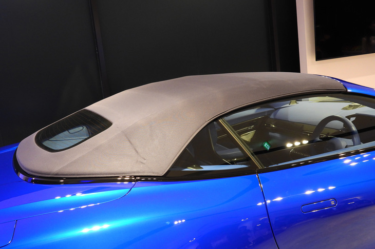 アストンマーティン・ヴァンキッシュ ヴォランテ（電動ソフトトップ）